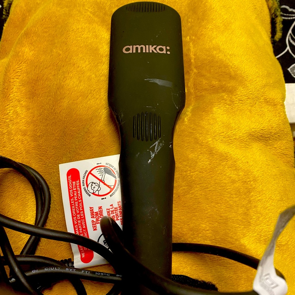 Amika Straightening brush